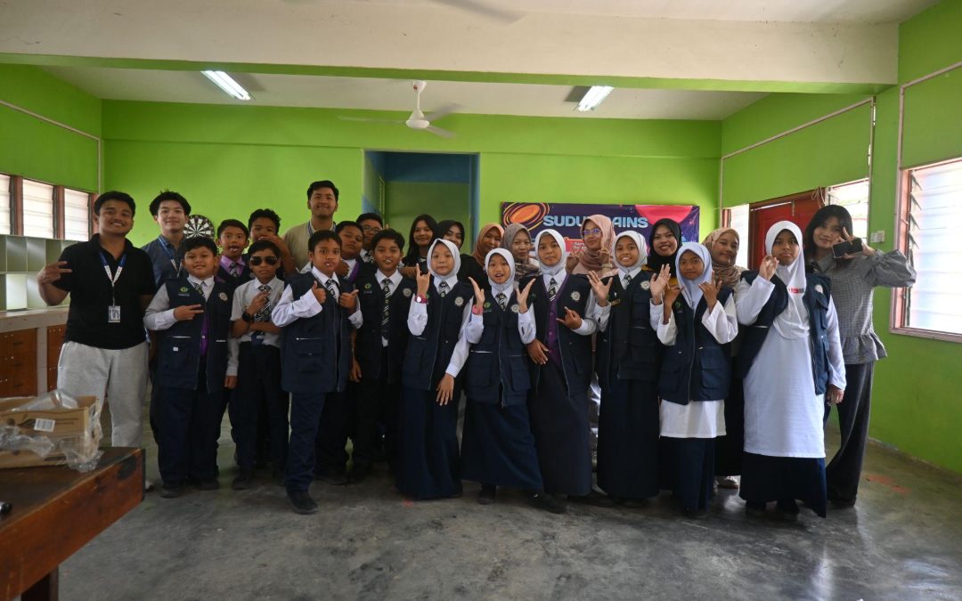 Inspiring Young Minds: UNAIR and UTM Lead STEM and Aspiration Workshops for Students in Johor Bahru, Malaysia